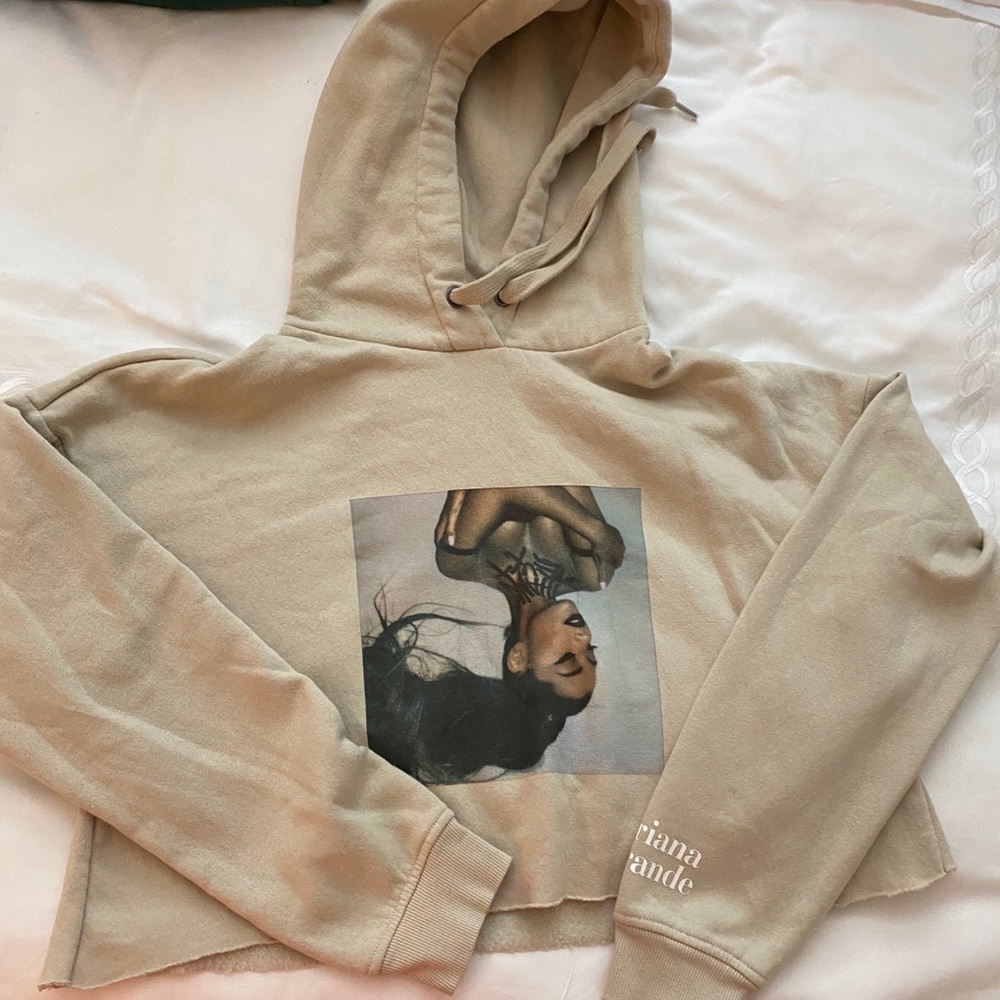 Arianna Grande cropped hoodie